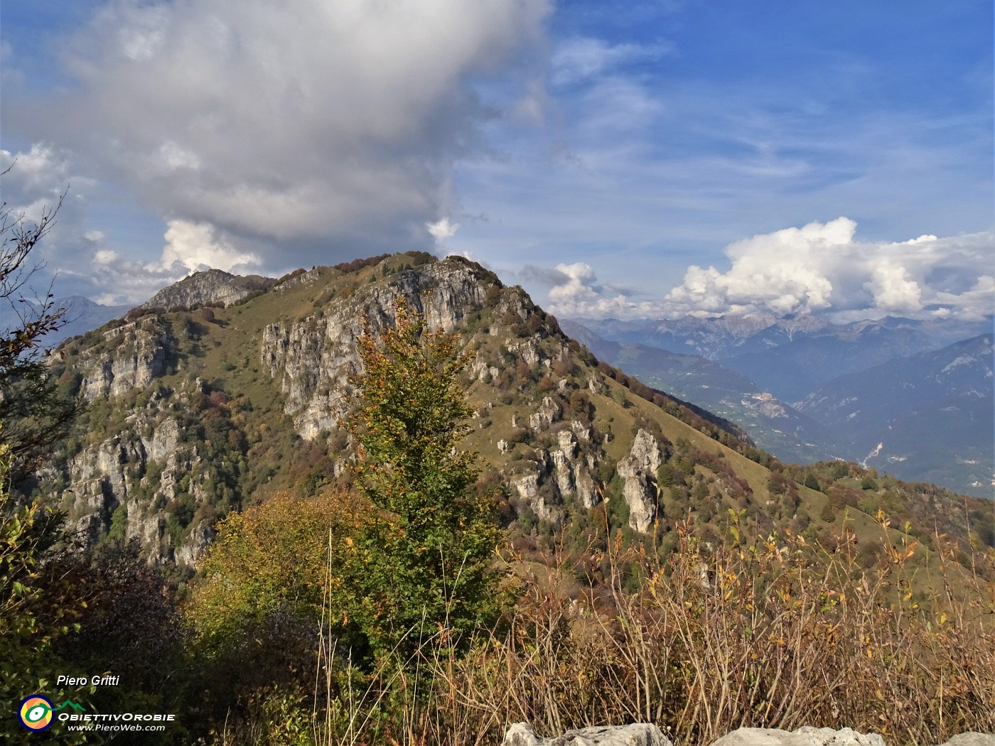 59 Sguardo dal Castel Regina  (1424 m) al Foldone  (1499 m) appena salito .JPG